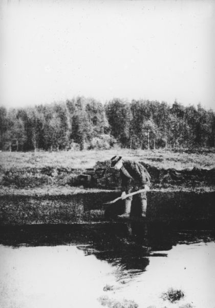 File:Tuzquão Peat Cutter Photo 01.jpg