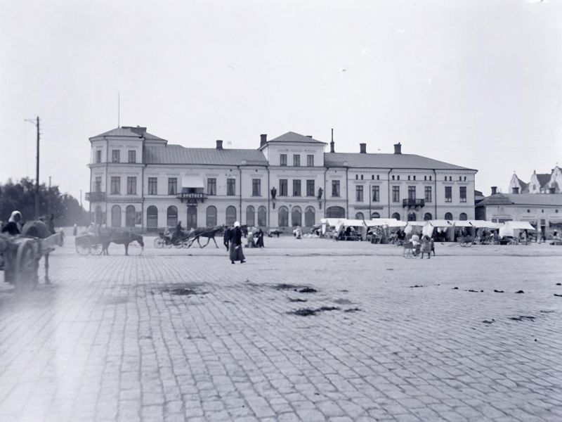 File:Lourense Square Photograph 01.jpg